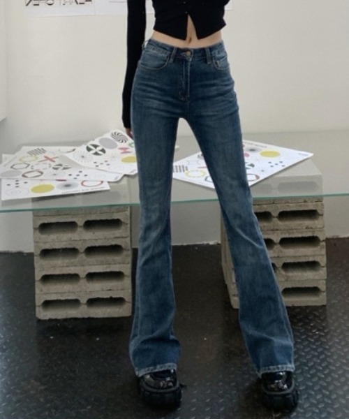 by muni:r（バイ ムニール）の「スリムブーツカットデニムパンツ（デニムパンツ・レディース・ブルー・SMALL/MEDIUM）」の15枚目の写真