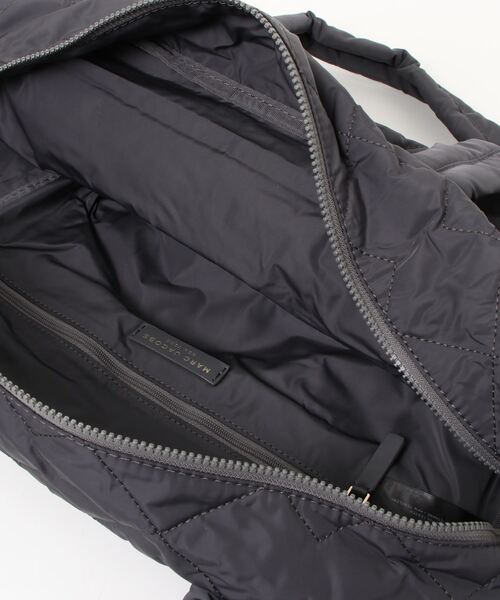 MARC JACOBS(マークジェイコブス)の「【オンライン限定】QUILTED NYLON MEDIUM WEEKENDER/キルテッド ナイロン ミディアム ウィークエンダー バッグ(ボストンバッグ・レディース・その他・ONE SIZE)」の5枚目の写真