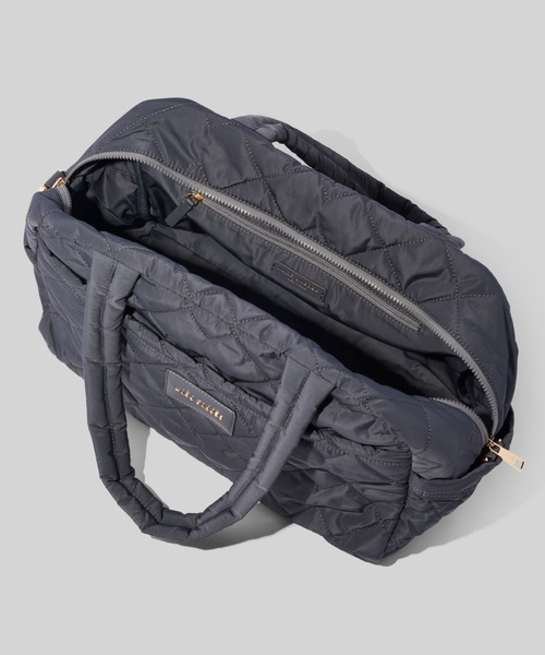 MARC JACOBS(マークジェイコブス)の「【オンライン限定】QUILTED NYLON MEDIUM WEEKENDER/キルテッド ナイロン ミディアム ウィークエンダー バッグ(ボストンバッグ・レディース・その他・ONE SIZE)」の2枚目の写真
