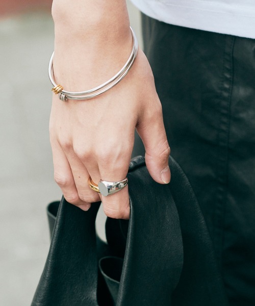 Vaya Con Dios（ヴァヤコンディオス）の「R105 stainless - Sirius mat ring（リング・メンズ・シルバー/ゴールド・#13/#19/#21/#9/#17）」の6枚目の写真