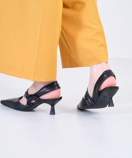 ORiental TRaffic（オリエンタルトラフィック）の「EC限定 ツイストバックストラップパンプス 25107（パンプス・レディース・イエロー/ホワイト/ブラック・40/38/39/41/42/35/36/37/34/33/43）」の5枚目の写真