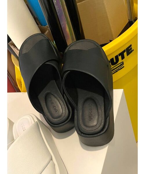 EMODA（エモダ）の「スクエアクロスサンダル（サンダル・レディース・ホワイト/ブラック・SMALL/MEDIUM/LARGE）」の2枚目の写真