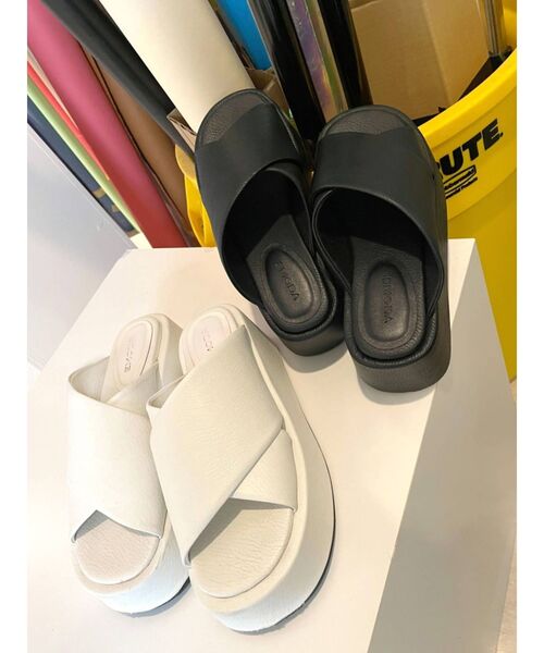 EMODA（エモダ）の「スクエアクロスサンダル（サンダル・レディース・ホワイト/ブラック・SMALL/MEDIUM/LARGE）」の9枚目の写真
