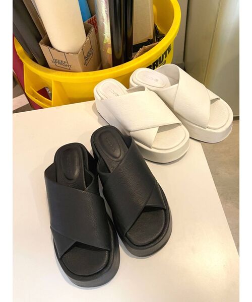 EMODA（エモダ）の「スクエアクロスサンダル（サンダル・レディース・ホワイト/ブラック・SMALL/MEDIUM/LARGE）」の6枚目の写真