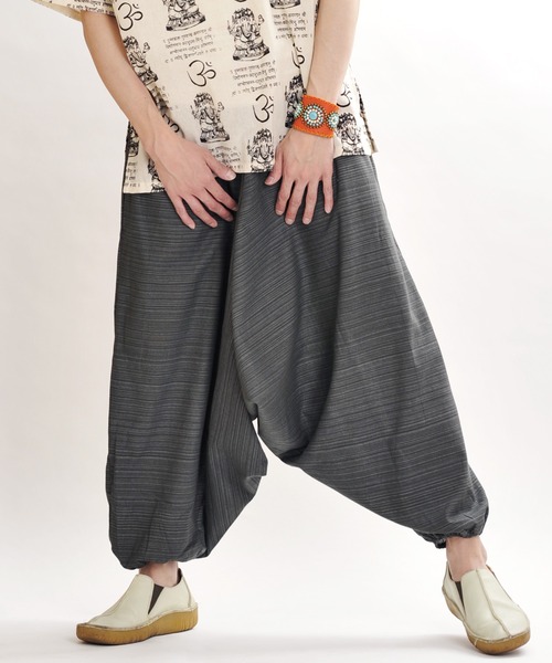 MARAI（マーライ）の「MARAI 綿100％ ストライプ ゆるサルエルパンツ ウエストゴム＆ドローコード（その他パンツ・メンズ・キャメル/ブルー/パープル/グレー/ピンク/ダークグリーン/レッド/ダークブルー/オレンジ/クリーム/ネイビー/ブラック/ライトグリーン/カーキ/ワイン・FREE）」の2枚目の写真