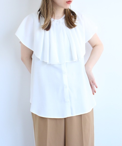 TRIANGLE PALETTE（トライアングルパレット）の「ケープカラーノースリブラウス（シャツ/ブラウス・レディース・アイボリー/サックスブルー/オフホワイト・FREE）」の2枚目の写真