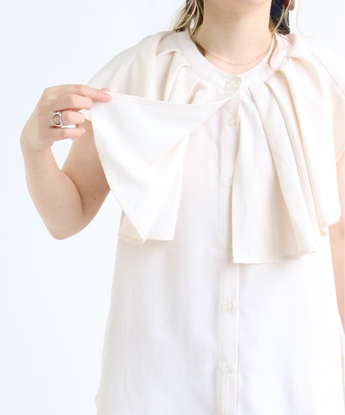 TRIANGLE PALETTE（トライアングルパレット）の「ケープカラーノースリブラウス（シャツ/ブラウス・レディース・アイボリー/サックスブルー/オフホワイト・FREE）」の16枚目の写真