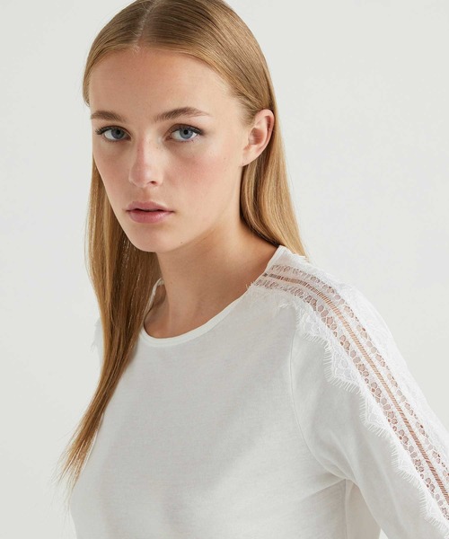 BENETTON (UNITED COLORS OF BENETTON)(ベネトンユナイテッドカラーズオブベネトン)の「クルーネックサイドレースラウンドテール長袖Tシャツ・カットソー(Tシャツ/カットソー・レディース・ホワイト/ブラック・X-SMALL/SMALL/MEDIUM/LARGE)」の4枚目の写真