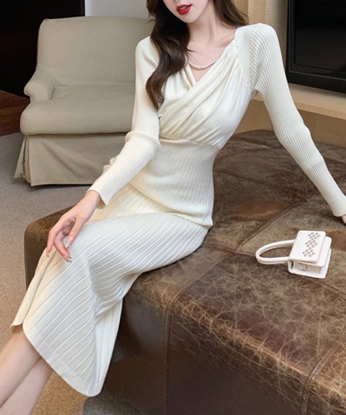 Jasmine Grandiflorum(ジャスミングランディフローラム)の「【Jasmine】カクシュールvネックニットロングワンピース(ワンピース・レディース・ブラック/ブルー/ベージュ/レッド・MEDIUM)」の1枚目の写真
