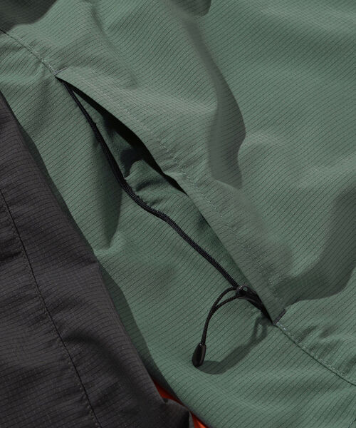 BEAMS(ビームス)の「BEAMS / テック ナイロン ブルゾン(ナイロンジャケット・メンズ・オリーブ/ブルー系その他・S/M/L/XL)」の16枚目の写真