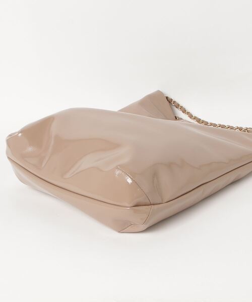 artemis by DIANA（アルテミスバイダイアナ）の「A4対応チェーンストラップエナメルトート（ハンドバッグ・レディース・グレー/ダークベージュ/ブラック・FREE）」の12枚目の写真