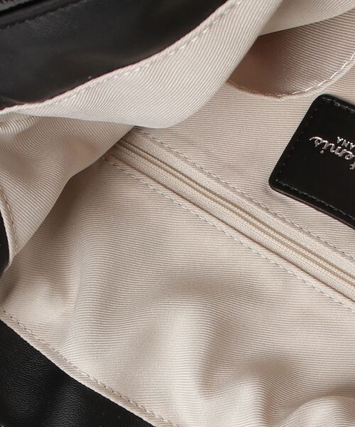 artemis by DIANA（アルテミスバイダイアナ）の「A4対応チェーンストラップエナメルトート（ハンドバッグ・レディース・グレー/ダークベージュ/ブラック・FREE）」の11枚目の写真