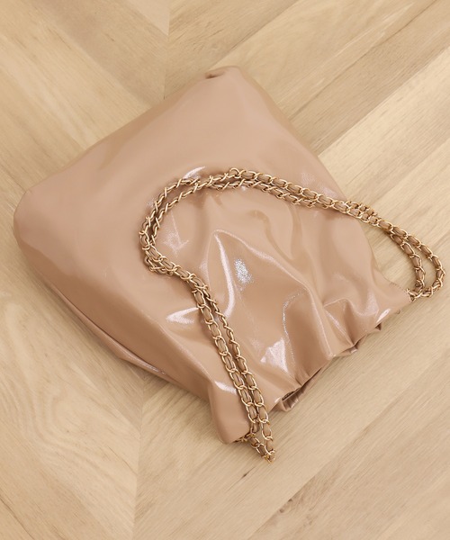 artemis by DIANA（アルテミスバイダイアナ）の「A4対応チェーンストラップエナメルトート（ハンドバッグ・レディース・グレー/ダークベージュ/ブラック・FREE）」の3枚目の写真