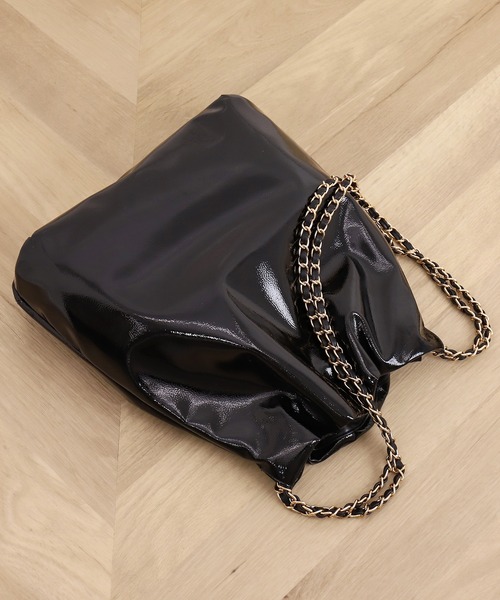 artemis by DIANA（アルテミスバイダイアナ）の「A4対応チェーンストラップエナメルトート（ハンドバッグ・レディース・グレー/ダークベージュ/ブラック・FREE）」の2枚目の写真