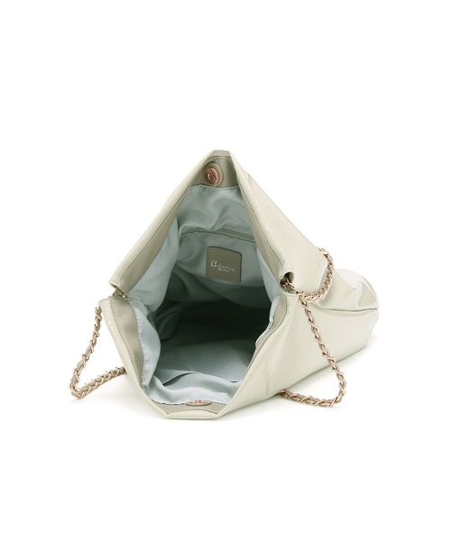 artemis by DIANA（アルテミスバイダイアナ）の「A4対応チェーンストラップエナメルトート（ハンドバッグ・レディース・グレー/ダークベージュ/ブラック・FREE）」の4枚目の写真