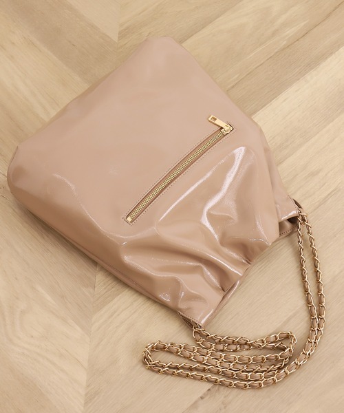 artemis by DIANA（アルテミスバイダイアナ）の「A4対応チェーンストラップエナメルトート（ハンドバッグ・レディース・グレー/ダークベージュ/ブラック・FREE）」の13枚目の写真