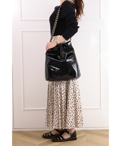 artemis by DIANA（アルテミスバイダイアナ）の「A4対応チェーンストラップエナメルトート（ハンドバッグ・レディース・グレー/ダークベージュ/ブラック・FREE）」の16枚目の写真