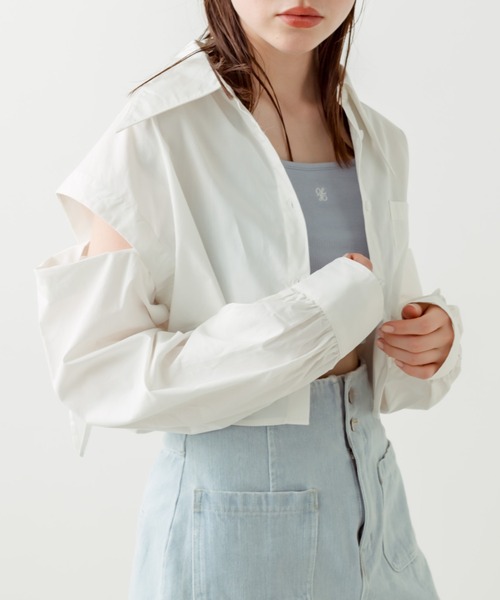 OLIVE des OLIVE（オリーブデオリーブ）の「肩あきクロップドシャツ　1031040160（シャツ/ブラウス・レディース・オフホワイト/サックスブルー/ネイビー/ブラック/ホワイト/ピンク・FREE）」の2枚目の写真