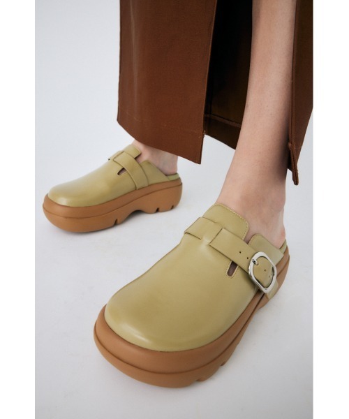 MOUSSY（マウジー）の「METAL BUCKLE SLIDE サンダル（サンダル・レディース・ブラック/ベージュ・LARGE/MEDIUM/SMALL）」の3枚目の写真