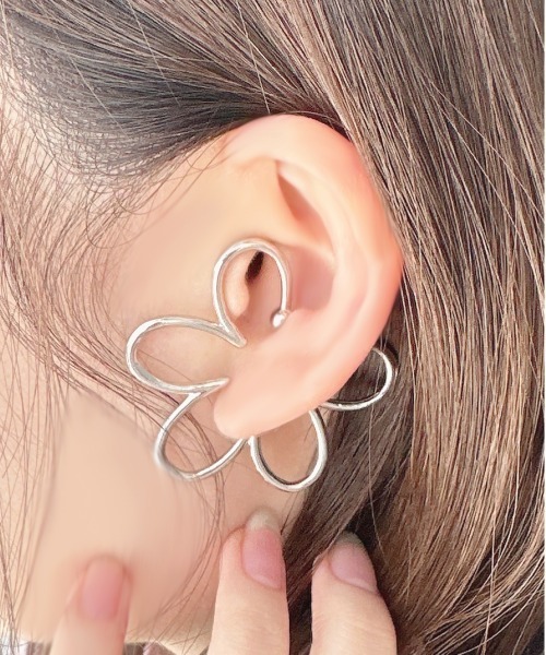 apres jour(アプレジュール)の「【apres jour×ARIAZ】おおぶりフラワーイヤーカフ(イヤーカフ・レディース・シルバー/ゴールド・FREE)」の2枚目の写真