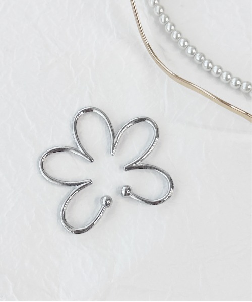 apres jour(アプレジュール)の「【apres jour×ARIAZ】おおぶりフラワーイヤーカフ(イヤーカフ・レディース・シルバー/ゴールド・FREE)」の4枚目の写真