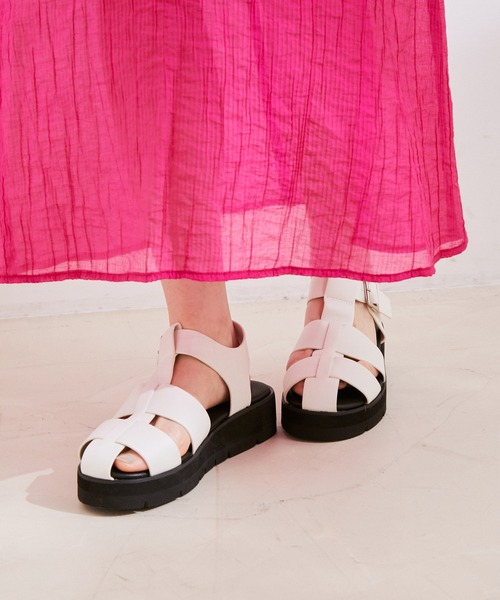 Juze（ジュゼ）の「【軽量】ボリュームソールソフトグルカサンダル（サンダル・レディース・ホワイト/ブラック・22.5cm/23.5cm/24.5cm）」の13枚目の写真