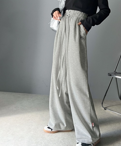 juemi ジュエミ スウェット ワイド パンツ 刺繍ロゴ アッシュ ホワイト EMB Crease Sweat Pants – JUEMI