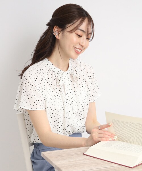 DRESKIP（ドレスキップ）の「◆お仕事シーンにも活躍！ドット柄 ボウタイリボンブラウス（シャツ/ブラウス・レディース・ライトグリーン系/ブラック系5/ホワイト系8・02/03/04）」の2枚目の写真
