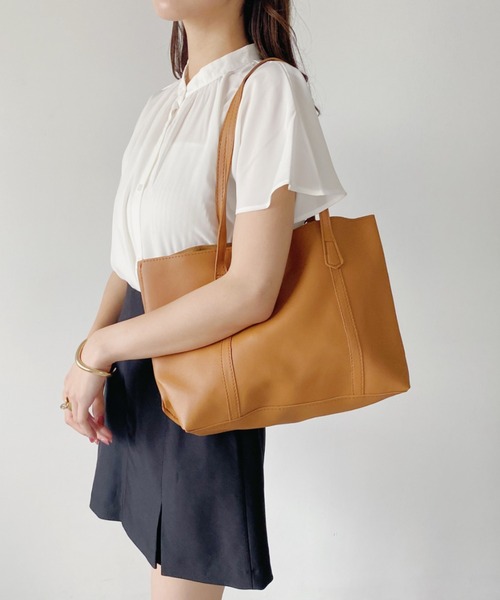 thank U more(サンキューモア)の「フェイクレザー 仕切り入り ショルダーバッグ 【A4対応】【大容量】(ショルダーバッグ・レディース・ベージュ/ブラウン/アイボリー/ブラック・FREE)」の4枚目の写真