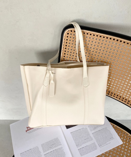 thank U more(サンキューモア)の「フェイクレザー 仕切り入り ショルダーバッグ 【A4対応】【大容量】(ショルダーバッグ・レディース・ベージュ/ブラウン/アイボリー/ブラック・FREE)」の2枚目の写真