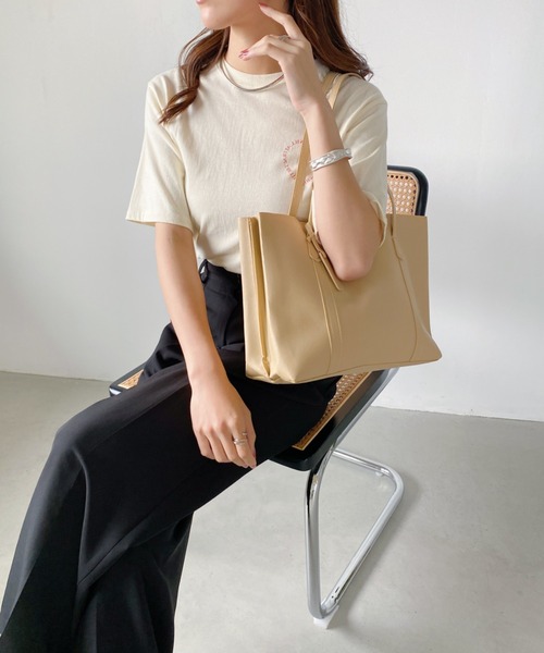 thank U more(サンキューモア)の「フェイクレザー 仕切り入り ショルダーバッグ 【A4対応】【大容量】(ショルダーバッグ・レディース・ベージュ/ブラウン/アイボリー/ブラック・FREE)」の5枚目の写真