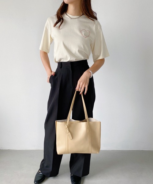 thank U more(サンキューモア)の「フェイクレザー 仕切り入り ショルダーバッグ 【A4対応】【大容量】(ショルダーバッグ・レディース・ベージュ/ブラウン/アイボリー/ブラック・FREE)」の6枚目の写真