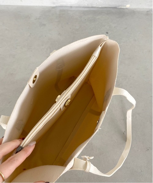 thank U more(サンキューモア)の「フェイクレザー 仕切り入り ショルダーバッグ 【A4対応】【大容量】(ショルダーバッグ・レディース・ベージュ/ブラウン/アイボリー/ブラック・FREE)」の12枚目の写真