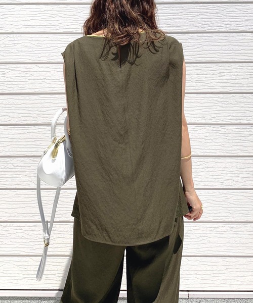 Q（キュー）の「レーヨンスラブノースリブラウス（シャツ/ブラウス・レディース・ブラック/オリーブ・MEDIUM）」の4枚目の写真