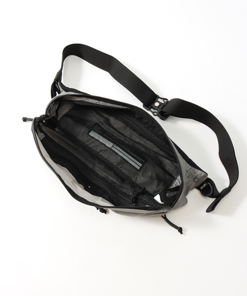 TERG(ターグ)の「【TERG / ターグ】ライト ヒップパック(ボディバッグ/ウエストポーチ・メンズ・ブラック/グレー・FREE)」の11枚目の写真