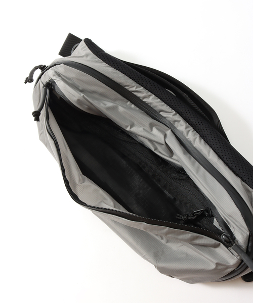 TERG(ターグ)の「【TERG / ターグ】ライト ヒップパック(ボディバッグ/ウエストポーチ・メンズ・ブラック/グレー・FREE)」の9枚目の写真