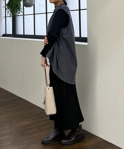 un dix cors（アンディコール）の「起毛ツイル肩タック深Vベスト（ベスト・レディース・チャコールグレー/ベージュ・FREE）」の8枚目の写真