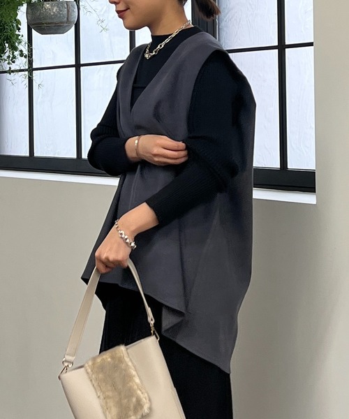 un dix cors（アンディコール）の「起毛ツイル肩タック深Vベスト（ベスト・レディース・チャコールグレー/ベージュ・FREE）」の3枚目の写真