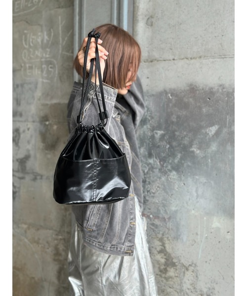 DEVICE(デバイス)の「【インフルエンサーIMOKO×DEVICEコラボ】Rename 3way メタリック シャイニー ミニ 巾着 トート ショルダーバッグ(ハンドバッグ・レディース・ブラック/シルバー・FREE)」の20枚目の写真