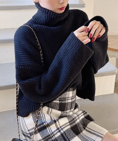 MIIA(ミーア)の「タートルネッククロップドニット(ニット/セーター・レディース・グリーン/ブラック/ベージュ・FREE)」の2枚目の写真