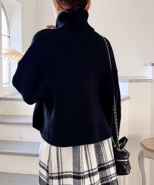 MIIA(ミーア)の「タートルネッククロップドニット(ニット/セーター・レディース・グリーン/ブラック/ベージュ・FREE)」の14枚目の写真