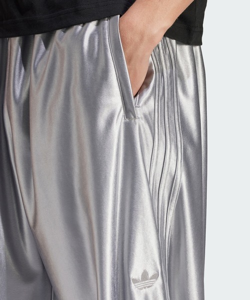 adidas（アディダス）の「オーバーサイズ ファイヤーバード トラック