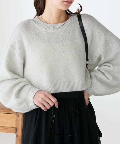 BONLECILL(ボンルシール)の「ラメスパンコールボリュームスリーブクロップドニットプルオーバー(ニット/セーター・レディース・ブルー/オフホワイト/ブラック/グレー・FREE)」の2枚目の写真