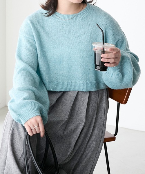 BONLECILL(ボンルシール)の「ラメスパンコールボリュームスリーブクロップドニットプルオーバー(ニット/セーター・レディース・ブルー/オフホワイト/ブラック/グレー・FREE)」の4枚目の写真