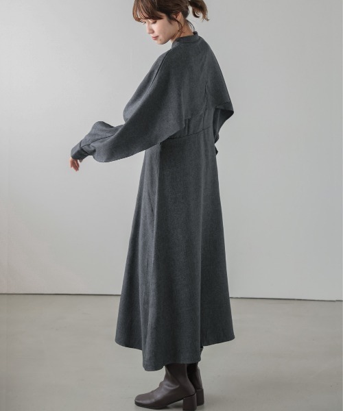 AMELY(エミリー)の「ケープ風デザインワンピース(ワンピース・レディース・グレー/ベージュ/パープル・M/L)」の4枚目の写真