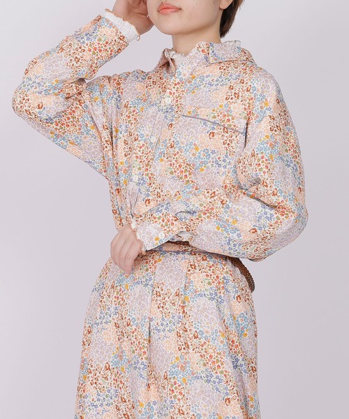 DOUBLE NAME（ダブルネーム）の「レトロ恐竜フラワーオリプリ長袖シャツ（シャツ/ブラウス・レディース・ネイビー/オフホワイト/ブルー・FREE）」の2枚目の写真