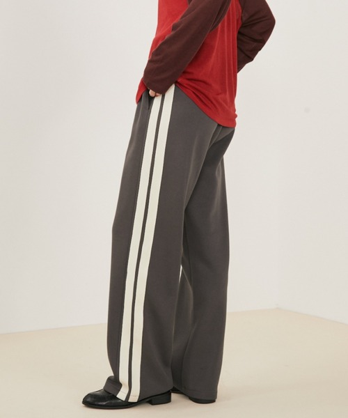 MERLOT(メルロー)の「【ウエストゴム】【動画あり】サイドライントラックパンツ(その他パンツ・レディース・ブラウン/チャコールグレー/ブルー・FREE)」の1枚目の写真