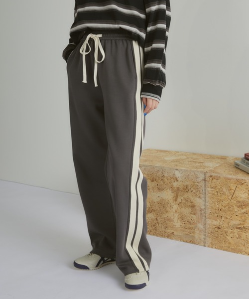 MERLOT(メルロー)の「【ウエストゴム】【動画あり】サイドライントラックパンツ(その他パンツ・レディース・ブラウン/チャコールグレー/ブルー・FREE)」の5枚目の写真