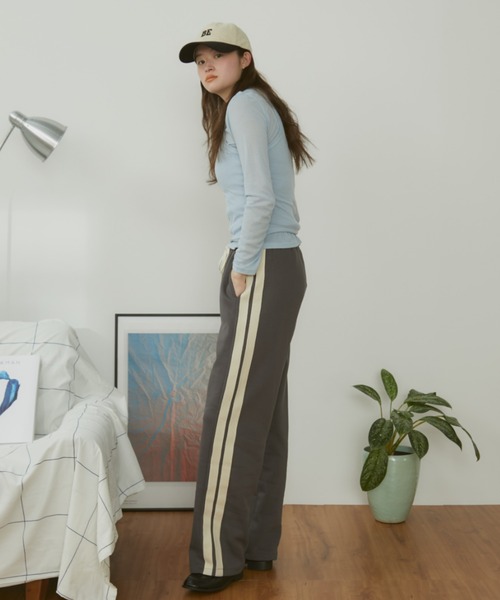 MERLOT(メルロー)の「【ウエストゴム】【動画あり】サイドライントラックパンツ(その他パンツ・レディース・ブラウン/チャコールグレー/ブルー・FREE)」の15枚目の写真