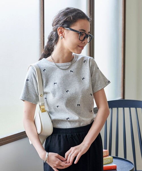 FREAK'S STORE（フリークスストア）の「ミニリボン刺繍 Tシャツ（Tシャツ/カットソー・レディース・ブラック/ライトグレー/オフホワイト・ﾌﾘ-）」の3枚目の写真